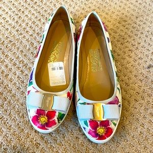 Ferragamo Rufina White Floral Size 7C Ladies Shoes